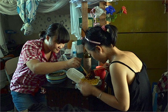 Bộ ảnh là cuộc sống chân thực của các nữ sinh trường ĐH Quảng Tây. Các nữ sinh chia nhau bữa ăn trưa khá đạm bạc