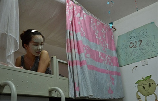 Một cô bạn đắp mặt nạ