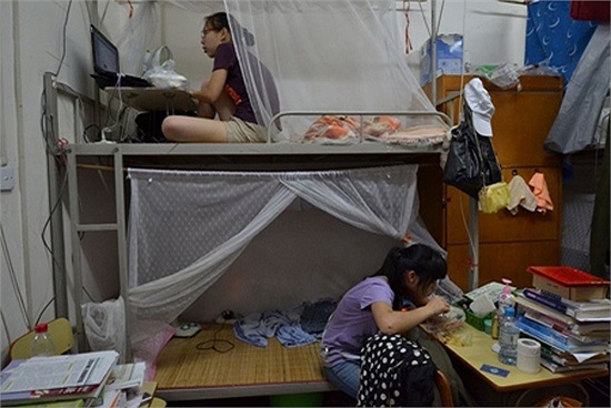 Giường được thiết kế 2 tầng, với không gian khá chật, đồ đạc cũng không được ngăn nắp