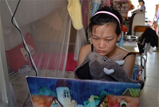 Một cô bạn vừa ôm thú bông vừa lướt web