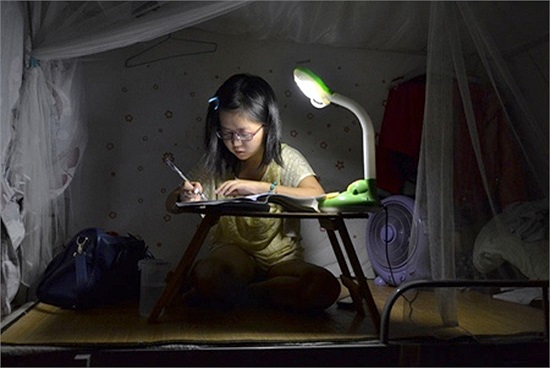 Miệt mài học tập với 1 chiếc bàn gấp và 1 chiếc đèn học nhỏ