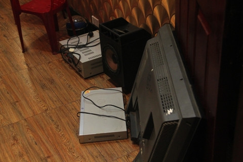 hiều tiếp viên không được trả lương, mà chỉ được phân công ngồi phục vụ khách chu đáo để lấy tiền bo của khách. 