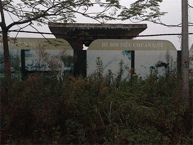 Dự án được quảng cáo rầm rộ với nhiều tiện ích như: bể vơi, sân tennis, khu vui chơi trẻ em được bố trí hợp lý cùng với không gian vườn hoa, cây xanh khiến nơi đây trở thành thiên đường lý tưởng để bắt đầu cuộc sống mới. 