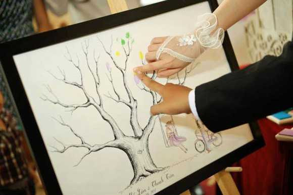 Bức tranh ký tên và in vân tay được nhiều người yêu thích.