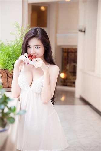 Người đẹp gợi cảm trong sắc trắng tinh khôi.