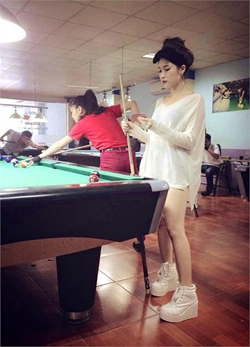 Vân Navy và phong cách thời trang xì tin hết mức.