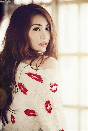 Ngân Khánh xinh đẹp tạo dáng.