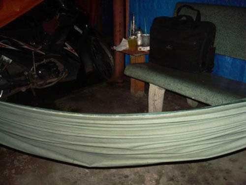  Bên trong mỗi nhà chòi chỉ có băng ghế đá, chiếc võng và sàn nhà được quét sạch.