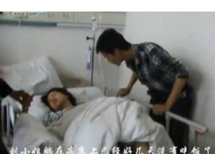 Một phụ nữ 24 tuổi ở tỉnh Phúc Kiến - Trung Quốc, đang ngồi trước máy tính thì bỗng chiếc ghế phát nổ, nhiều mảnh sắt từ ghế găm vào người cô, gây thương tích nặng và phải nhập viện.