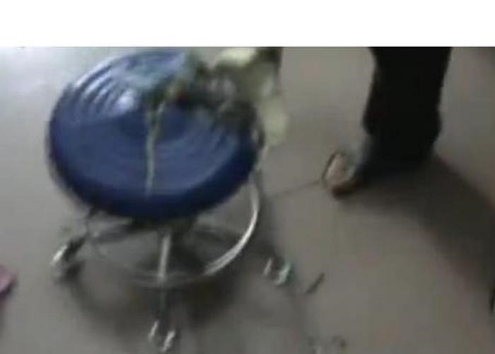 Liu Xiao, anh cô gái kể lại rằng, sau khi tắm xong, em gái của tôi trở ra ngoài và ngồi trên chiếc ghế để sấy tóc. Bất ngờ, chiếc ghế phát nổ văng ra nhiều mảnh vỡ.