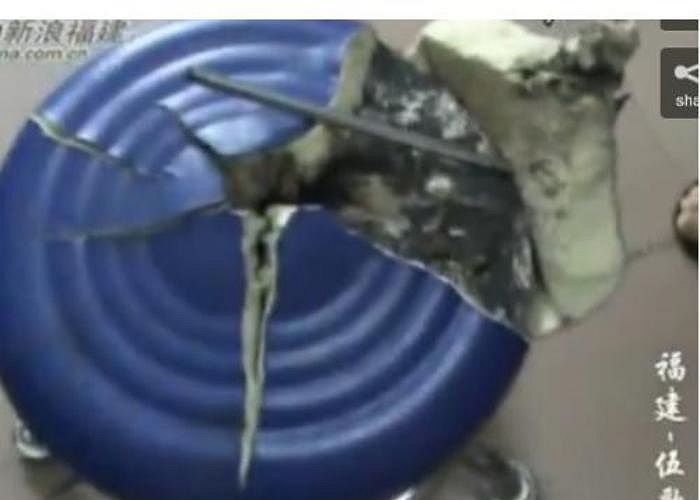 Sau cú nổ, em gái tôi nói thì thào rằng nó bị thương, thoạt sau thì ngất xỉu, anh Liu Xiao cho biết thêm.