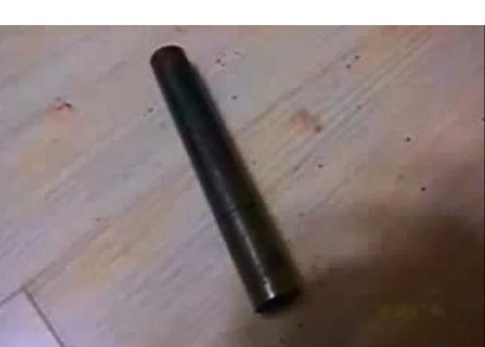 Đây không phải là lần đầu tiên xảy ra tai nạn hy hữu này. Hồi năm 2008, một người đàn ông 65 tuổi tại Trung Quốc cũng bị chấn thương suýt chết sau khi chiếc ghế phát nổ, bắn thanh sắt dài vào người ông.