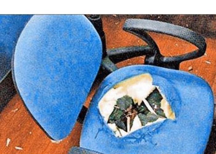 Theo điều tra, ống xi lanh khí để điều chỉnh độ cao thấp được gắn trong chiếc ghế bất thình lình phát nổ, ghim thẳng vào người cậu bé, gây tử vong.