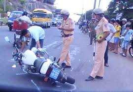 Chủ doanh nghiệp, tông cảnh sát giao thông, dừng đỗ sai quy định, xử phạt