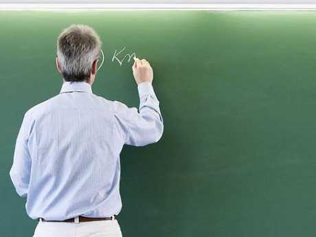Nam Phi sa thải giáo viên xỏ khuyên vào "của quý" của ba nam sinh .