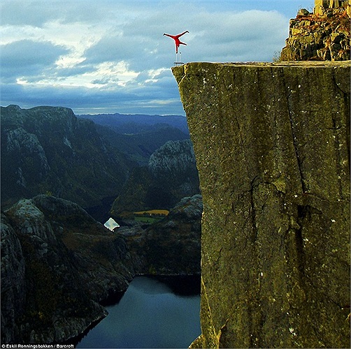 Eskil Ronningsbakken thực hiện thử thách trên vách đá Lysefjord.
