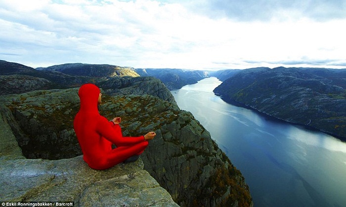 Ronningsbakken thực hiện các động tác yoga trên vách đá Preikestolen cao 604m, nhìn xuống vịnh hẹp Lysefjorden xanh thẳm ở miền tây nam Na Uy. 