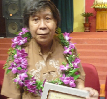 Giáo sư sử học Lê Văn Lan được vinh danh là công dân ưu tú của thủ đô năm 2013 (Ảnh: Minh Quân)