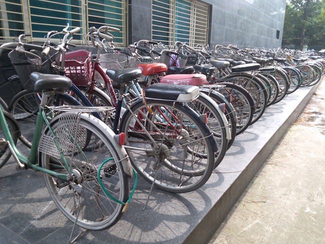 Sinh viên gửi xe đều phải khóa xe, nếu không phải trả 5.000 đồng