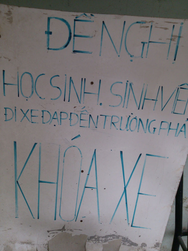 Bảng thông báo cho sinh viên khi gửi xe.