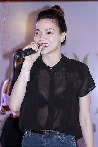 Ngoài những mẫu váy xòe đẹp dịu dàng, thì hầu hết đồ diễn của Hà Hồ là các mốt áo xuyên thấu.