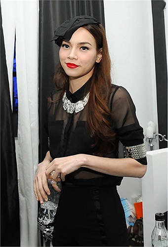 Phải công nhận rằng Hồ Ngọc Hà là một trong số ít người đẹp thể hiện sự tinh tế, khéo léo khi kết hợp nội y, trang phục với áo trong suốt. 