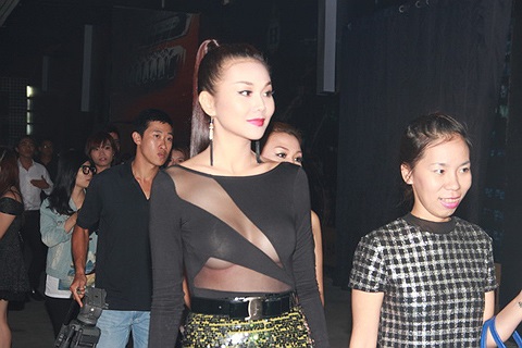 Nó giúp cô có được phán đoán đúng đắn khi diện những chiếc váy xuyên thấu, có đường cut-out táo bạo.