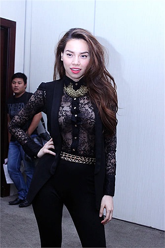 Chính vì vậy, trên sân khấu, Hà Hồ thỏa sức nhảy nhót mà không lo bị gặp sự cố lộ hàng.