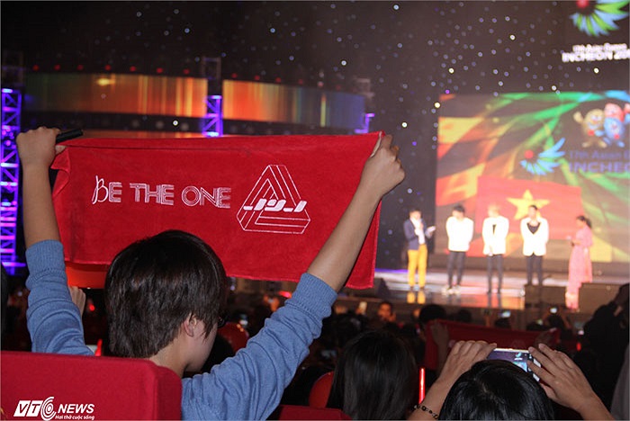 Dù xuất hiện chỉ khoảng nửa tiếng đồng hồ nhưng JYJ đã đáp ứng gần như trọn vẹn nỗi khát khao được nhìn thấy thần tượng của fan JYJ tại Việt Nam