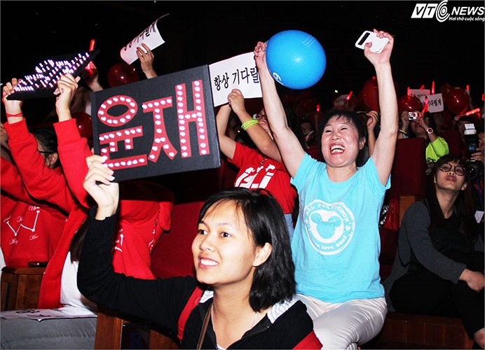 Rất nhiều fan người nước ngoài của JYJ cũng đã tới Việt Nam để xem buổi biểu diễn này.