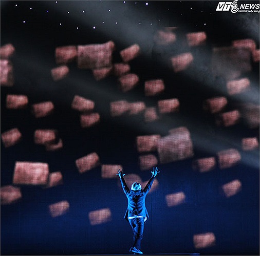 Sự kết hợp nhuần nhuyễn giữa âm thanh, ánh sáng cùng clip được dàn dựng công phu đã biến màn trình diễn của Hyun Joon trở thành một tác phẩm nghệ thuật đúng nghĩa