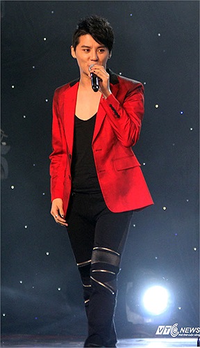 Những thành viên JYJ thực sự đã làm 'nổ tung' khán phòng Trung tâm hội nghị Quốc gia. Hơn 3000 fan JYJ may mắn có mặt ở đây chỉ chiếm khoảng 1/20 số lượng fan JYJ tại Việt Nam