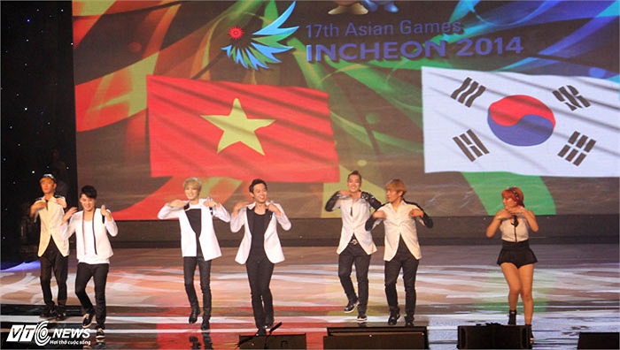 Trong màn giao lưu, JYJ hướng dẫn các fan nhảy điệu nhảy đáng yêu trong MV Only One