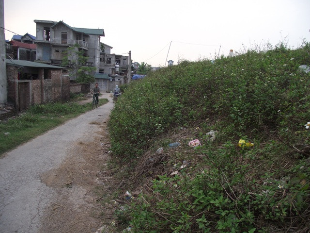  Bờ đê nơi chị Thái nhặt được cháu bé