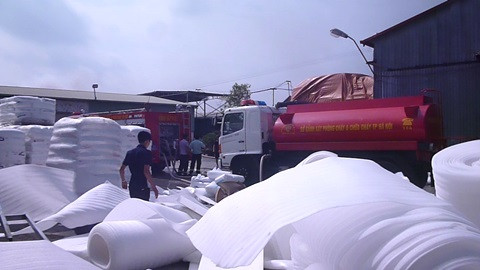 Hà Nội: Cháy lớn tại công ty sản xuất đêm mút