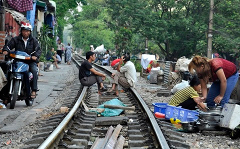 Nguy hiểm rình rập từ đường tàu chạy trong khu dân cư