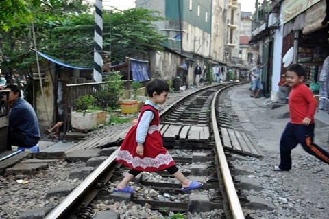 Nguy hiểm rình rập từ đường tàu chạy trong khu dân cư