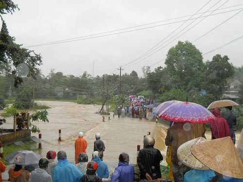 Nước lũ lên nhanh trên thệ thống các sông ở miền Trung.
