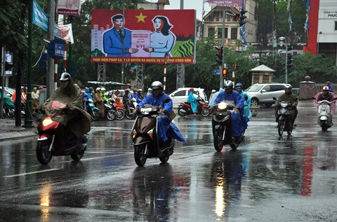 Hà Nội mưa lớn, cây xanh đổ do ảnh hưởng bão Haiyan