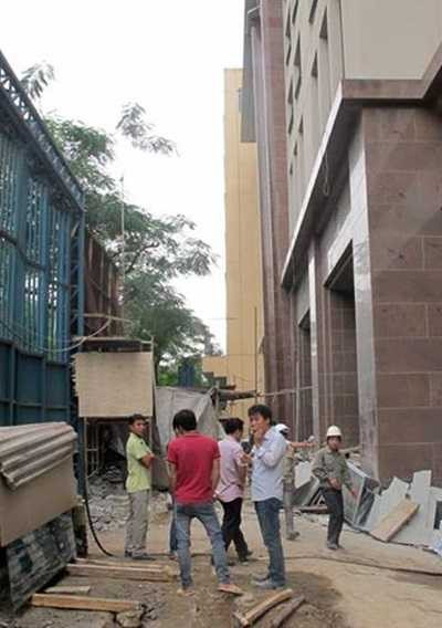 Hà Nội: Vật liệu rơi trúng đầu, 3 công nhân nguy kịch