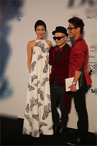 Trong show diễn Những cánh bướm cuối thu của nhà thiết kế Đỗ Mạnh Cường, Tăng Thanh Hà đã xuất hiện rạng ngời.