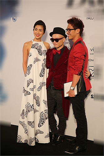 Cô đi cùng người bạn thân của mình là stylish Quang Tuyến.