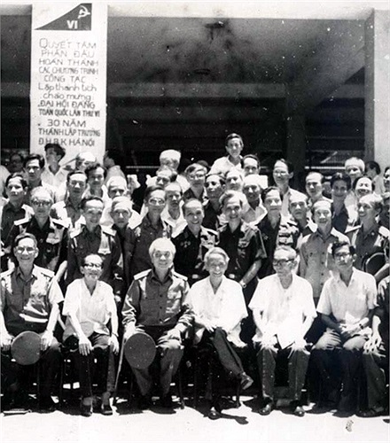 THPT Quốc học Huế là nơi học tập của nhiều vĩ nhân như Chủ tịch Hồ Chí Minh), Cố Tổng bí thư Trần Phú, Cố thủ tướng Phạm Văn Đồng, GS. Đặng Thai Mai, Đại tướng Võ Nguyên Giáp