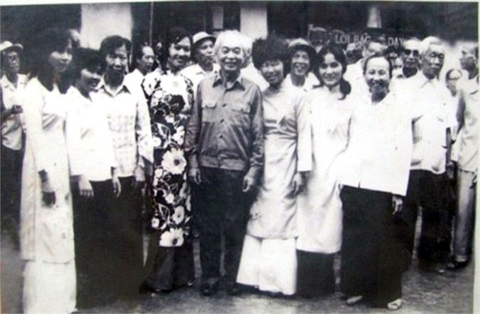 Trong trí nhớ của nhiều thế hệ học trò, ông là diễn giảng rất giỏi về các đề tài lịch sử, đặc biệt là lịch sử quân sự. Trong ảnh: Đại tướng về thăm nhân dịp Nhà trường nhận đơn vị anh hùng năm 1985.