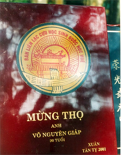 Năm 2001, Hội Cựu học sinh trường Quốc học Huế đã tặng Đại tướng bức tranh sơn mài mừng Đại tướng thọ tuổi 90.