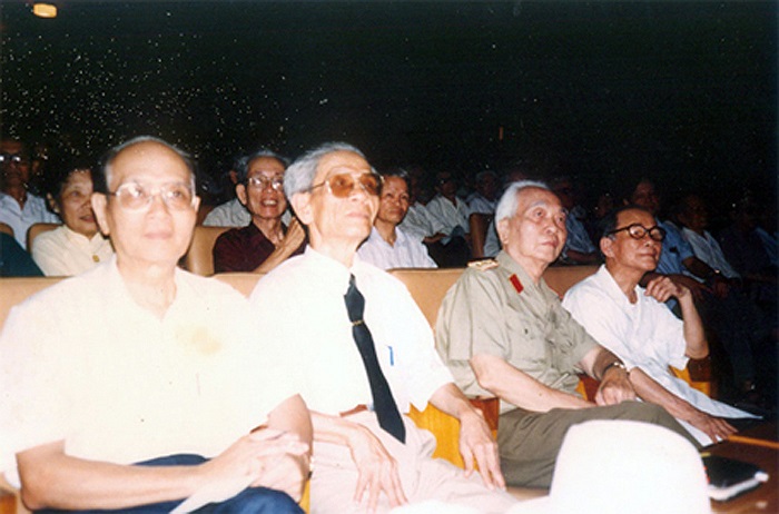 Giáo sư Nguyễn Thúc Hào, Đại tướng Võ Nguyên Giáp, Thiếu tướng Nguyễn Trường Châu - Chủ tịch Hội đồng hương Thừa Thiên Huế tại Hà Nội, nhà báo Lê Bá Thuyên trong cuộc họp Quốc học Huế tại Hà Nội.