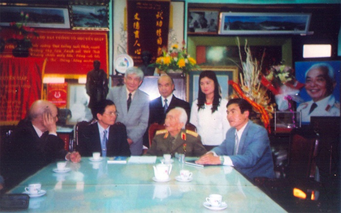 Đại tướng Võ Nguyên Giáp tiếp Thầy Hiệu trưởng trường Quốc học Huế Nguyễn Chơn Đức bên phải Đại tướng và thầy Hiệu phó Nguyễn Đình Thí bên trái Đại tướng cùng Ban liên lạc Cựu học sinh Quốc học Huế.