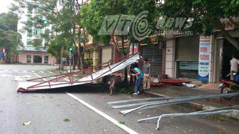 Máy tôn nhà dân khu I Đồ Sơn bị bão giật bay xuống đường