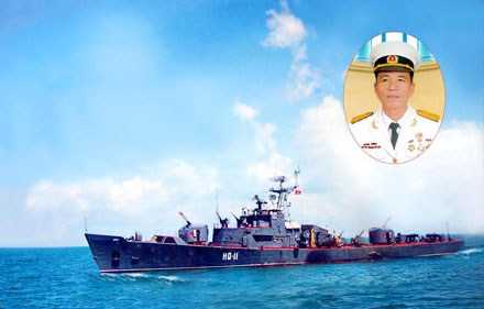 Tàu HQ-11 và thuyền trưởng-thượng tá Hoàng Văn Thể. Ảnh Trần Mạnh Tuấn