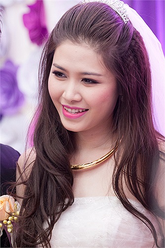 Không đặt mua váy cưới nhập ngoại như nhiều ngôi sao khác nhưng Thủy Anh cũng dành nhiều thời gian để chuẩn bị trang phục cho ngày trọng đại. 